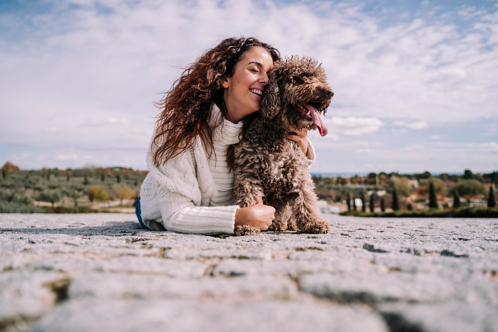 Momento feliz com o cão e a sua dona